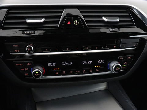 BMW 5 Serie 530e M Sport | Alcantara | Stoelverwarming | Trekhaak | Camera | Sfeerverlichting | Park Assist | Sportstoelen | Navigatie