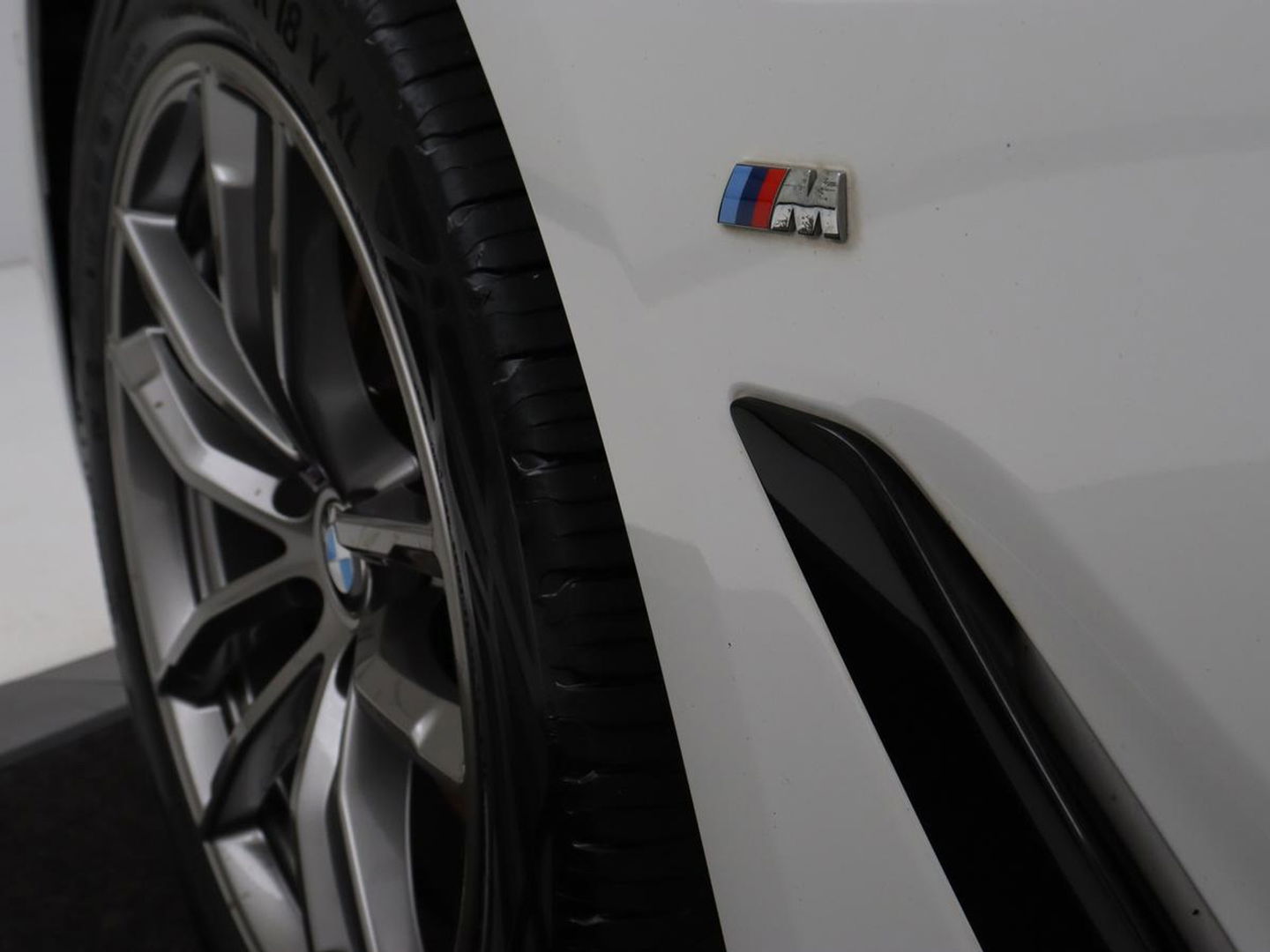 BMW 5 Serie 530e M Sport | Alcantara | Stoelverwarming | Trekhaak | Camera | Sfeerverlichting | Park Assist | Sportstoelen | Navigatie