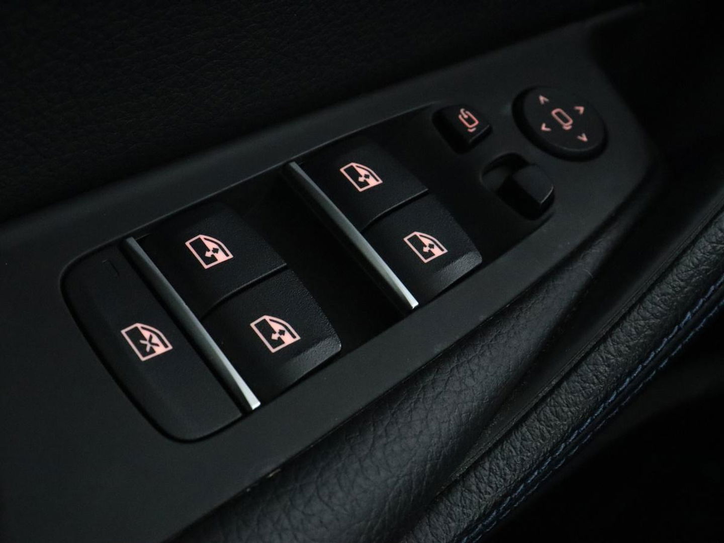 BMW 5 Serie 530e M Sport | Alcantara | Stoelverwarming | Trekhaak | Camera | Sfeerverlichting | Park Assist | Sportstoelen | Navigatie