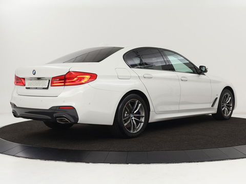 BMW 5 Serie 530e M Sport | Alcantara | Stoelverwarming | Trekhaak | Camera | Sfeerverlichting | Park Assist | Sportstoelen | Navigatie