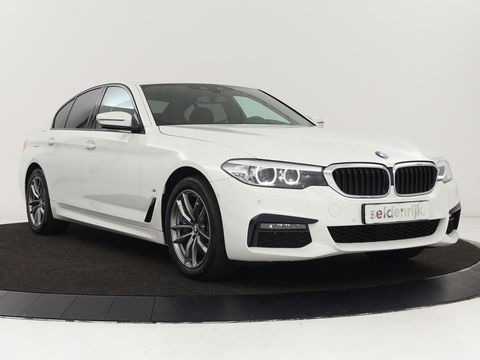 BMW 5 Serie 530e M Sport | Alcantara | Stoelverwarming | Trekhaak | Camera | Sfeerverlichting | Park Assist | Sportstoelen | Navigatie