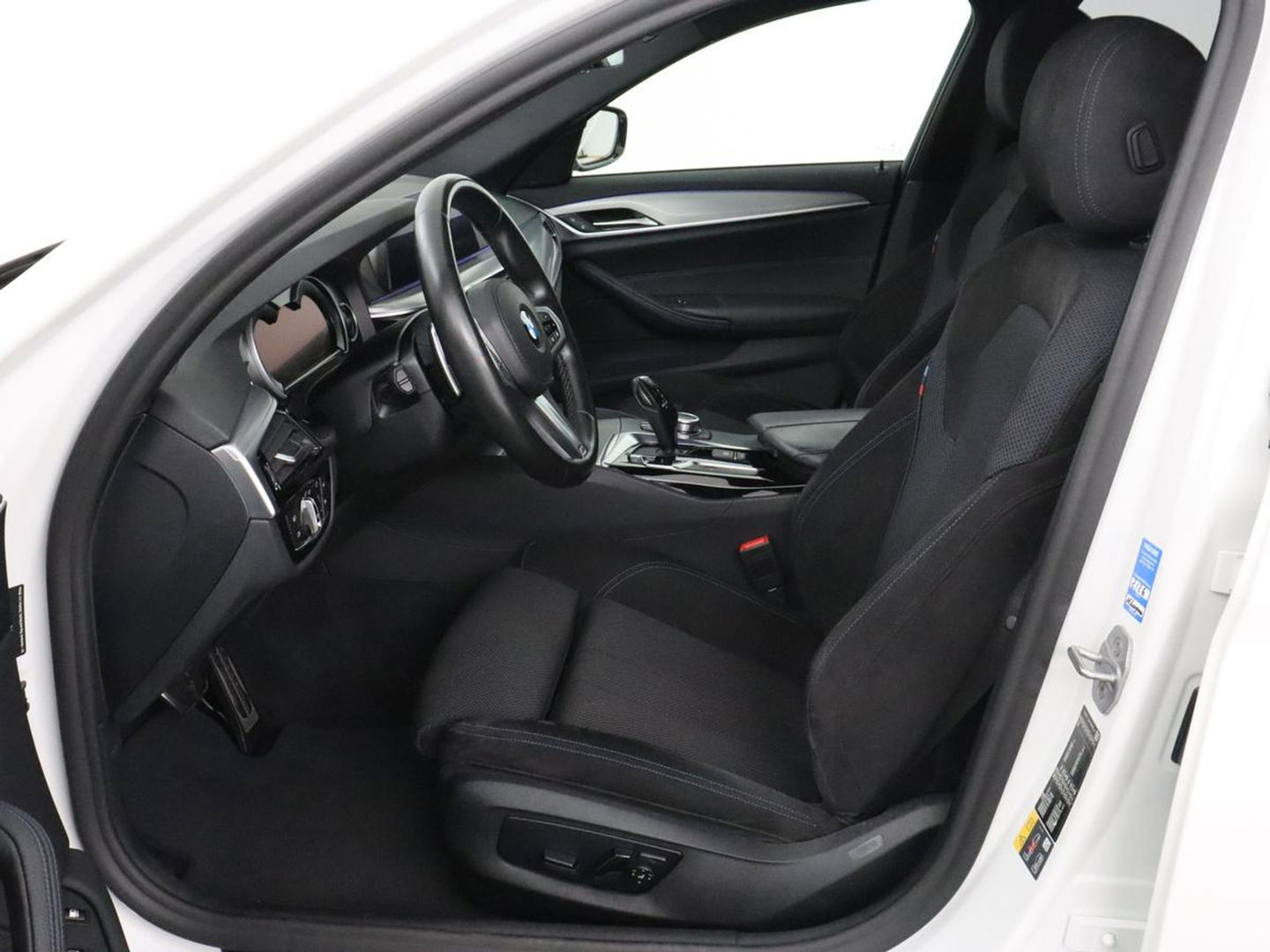 BMW 5 Serie 530e M Sport | Alcantara | Stoelverwarming | Trekhaak | Camera | Sfeerverlichting | Park Assist | Sportstoelen | Navigatie