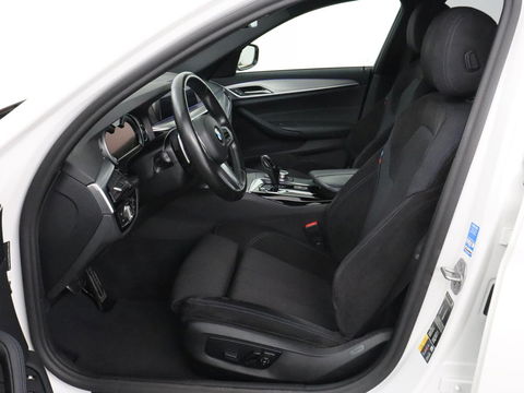 BMW 5 Serie 530e M Sport | Alcantara | Stoelverwarming | Trekhaak | Camera | Sfeerverlichting | Park Assist | Sportstoelen | Navigatie