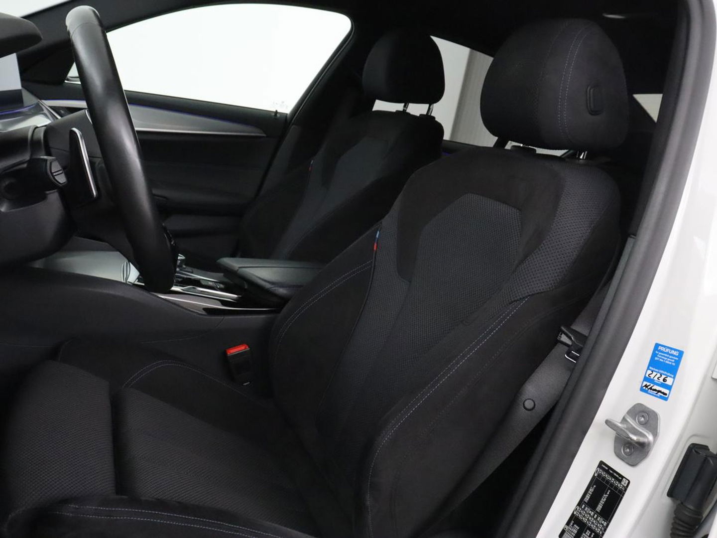 BMW 5 Serie 530e M Sport | Alcantara | Stoelverwarming | Trekhaak | Camera | Sfeerverlichting | Park Assist | Sportstoelen | Navigatie