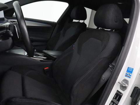 BMW 5 Serie 530e M Sport | Alcantara | Stoelverwarming | Trekhaak | Camera | Sfeerverlichting | Park Assist | Sportstoelen | Navigatie