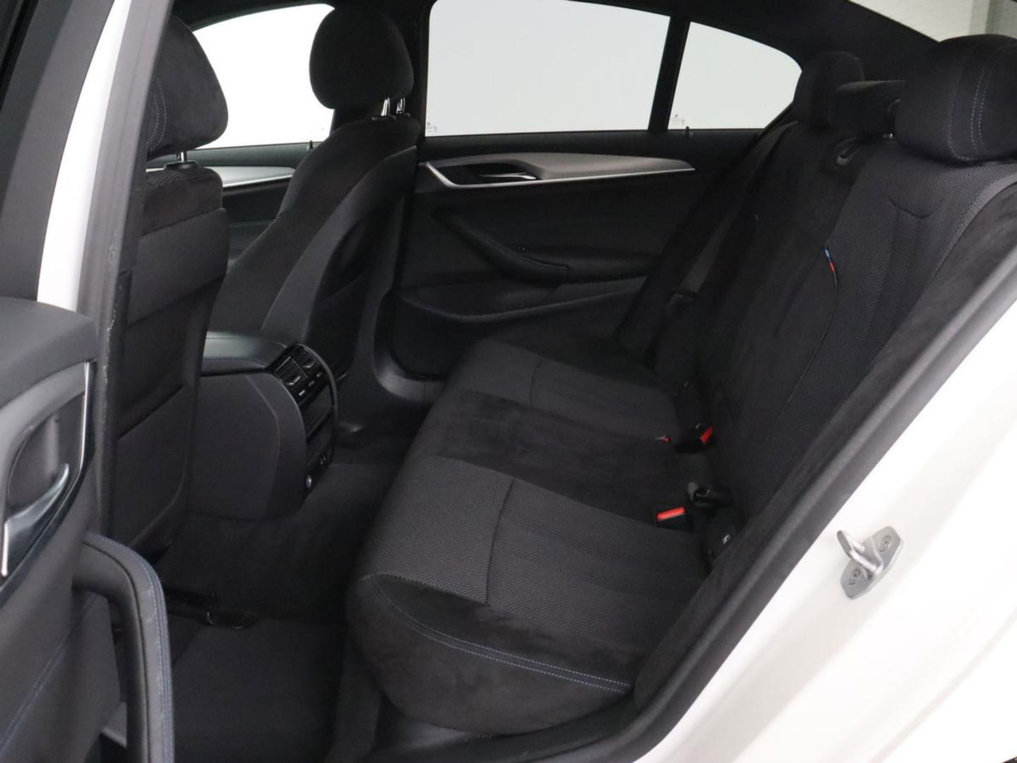 BMW 5 Serie 530e M Sport | Alcantara | Stoelverwarming | Trekhaak | Camera | Sfeerverlichting | Park Assist | Sportstoelen | Navigatie