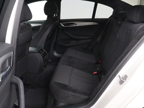 BMW 5 Serie 530e M Sport | Alcantara | Stoelverwarming | Trekhaak | Camera | Sfeerverlichting | Park Assist | Sportstoelen | Navigatie