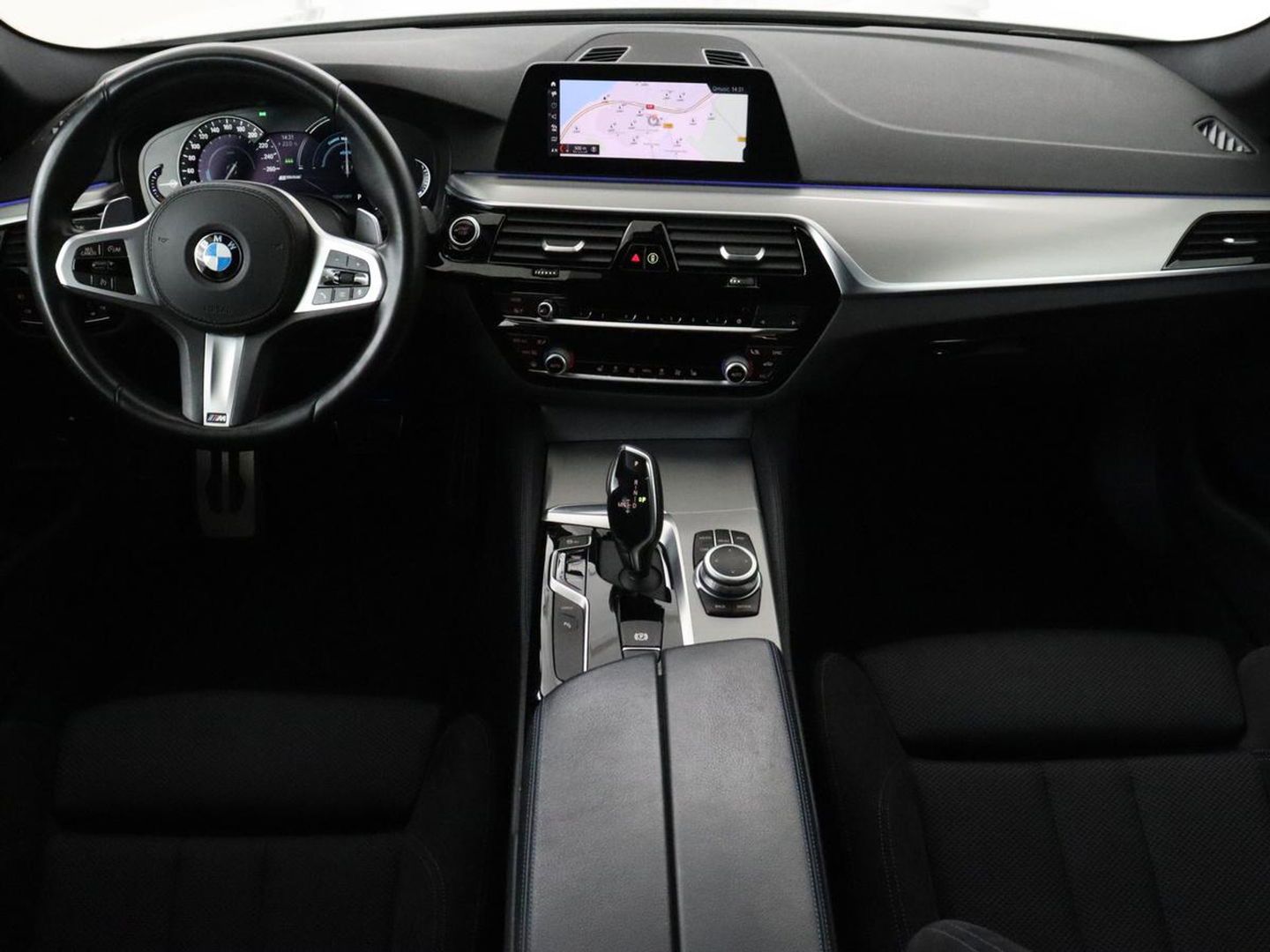 BMW 5 Serie 530e M Sport | Alcantara | Stoelverwarming | Trekhaak | Camera | Sfeerverlichting | Park Assist | Sportstoelen | Navigatie