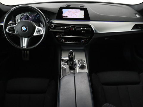 BMW 5 Serie 530e M Sport | Alcantara | Stoelverwarming | Trekhaak | Camera | Sfeerverlichting | Park Assist | Sportstoelen | Navigatie