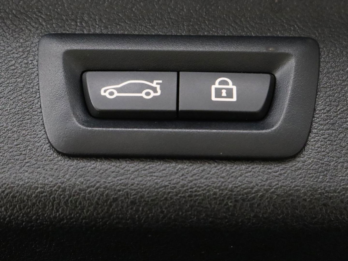 BMW 5 Serie 530e High Executive | Panoramadak | Head-Up | Adaptive cruise | Trekhaak | Bowers & Wilkins | Leder | Stoelverwarming | 360 Camera | Carplay | Keyless | Navigatie