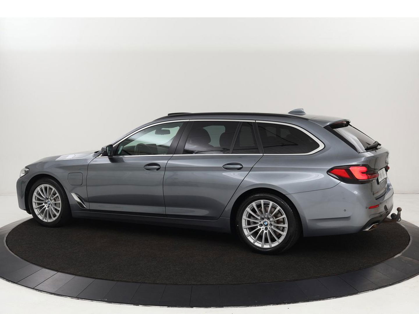 BMW 5 Serie 530e High Executive | Panoramadak | Head-Up | Adaptive cruise | Trekhaak | Bowers & Wilkins | Leder | Stoelverwarming | 360 Camera | Carplay | Keyless | Navigatie