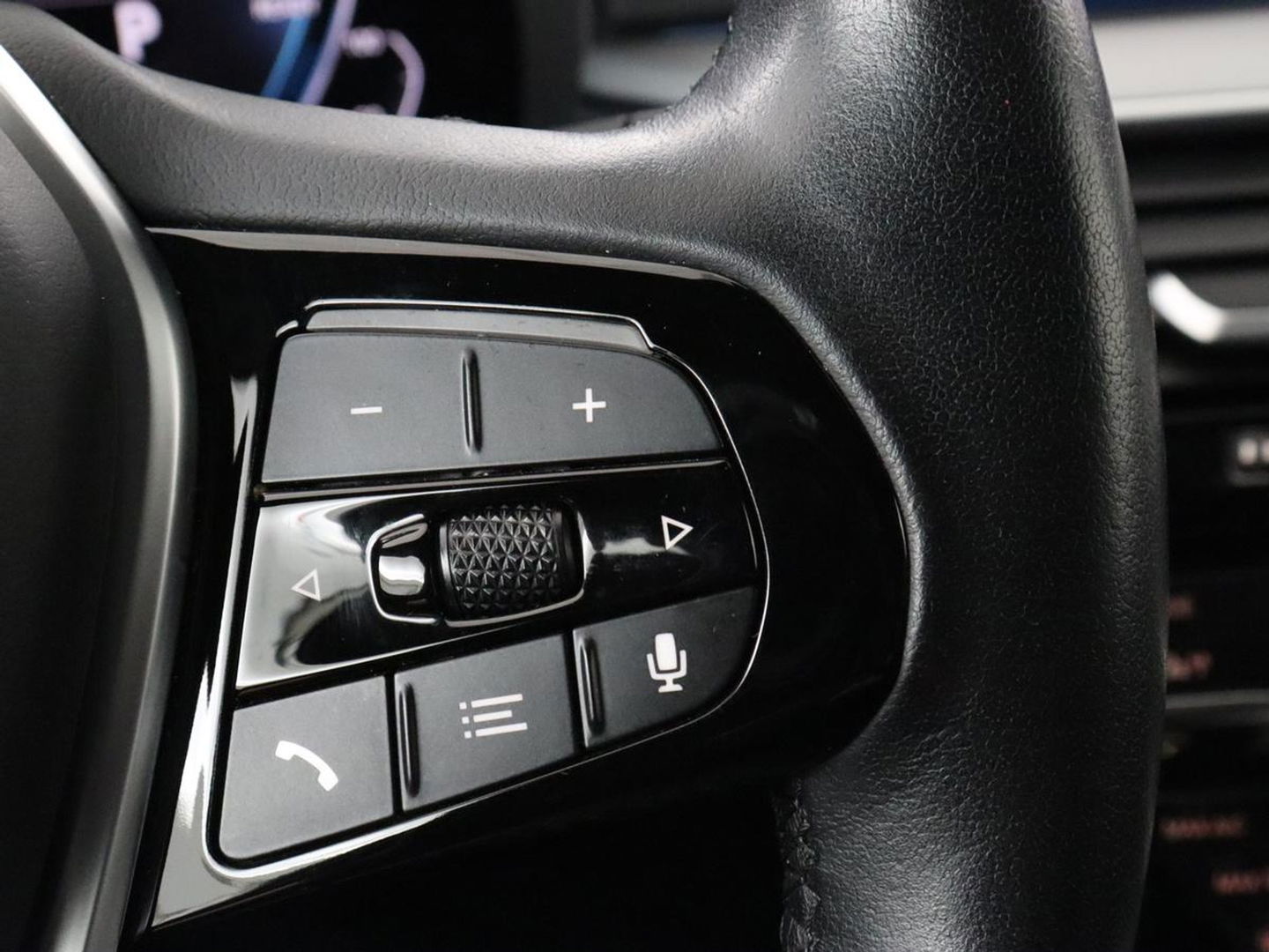 BMW 5 Serie 530e High Executive | Panoramadak | Head-Up | Adaptive cruise | Trekhaak | Bowers & Wilkins | Leder | Stoelverwarming | 360 Camera | Carplay | Keyless | Navigatie