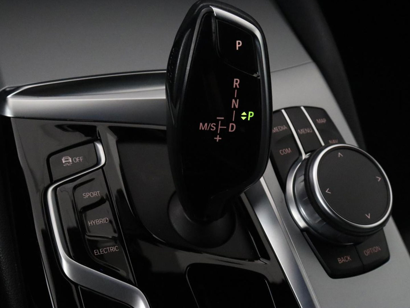 BMW 5 Serie 530e High Executive | Panoramadak | Head-Up | Adaptive cruise | Trekhaak | Bowers & Wilkins | Leder | Stoelverwarming | 360 Camera | Carplay | Keyless | Navigatie