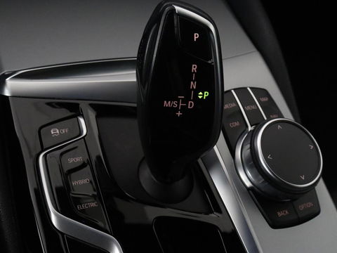 BMW 5 Serie 530e High Executive | Panoramadak | Head-Up | Adaptive cruise | Trekhaak | Bowers & Wilkins | Leder | Stoelverwarming | 360 Camera | Carplay | Keyless | Navigatie