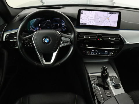 BMW 5 Serie 530e High Executive | Panoramadak | Head-Up | Adaptive cruise | Trekhaak | Bowers & Wilkins | Leder | Stoelverwarming | 360 Camera | Carplay | Keyless | Navigatie