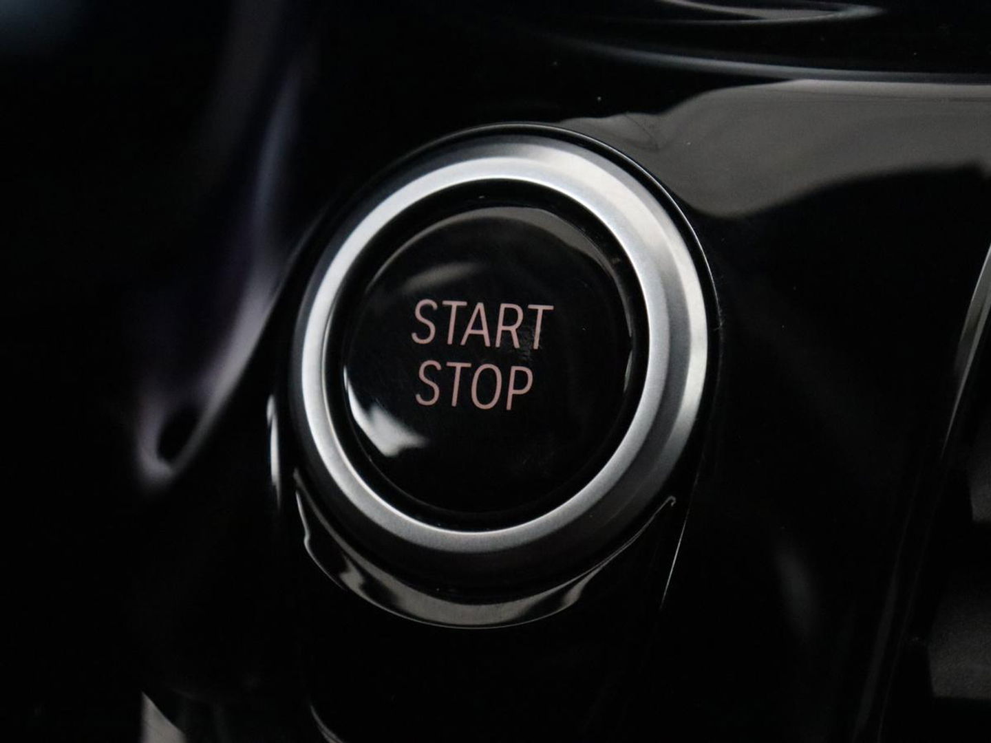 BMW 5 Serie 530e High Executive | Panoramadak | Head-Up | Adaptive cruise | Trekhaak | Bowers & Wilkins | Leder | Stoelverwarming | 360 Camera | Carplay | Keyless | Navigatie