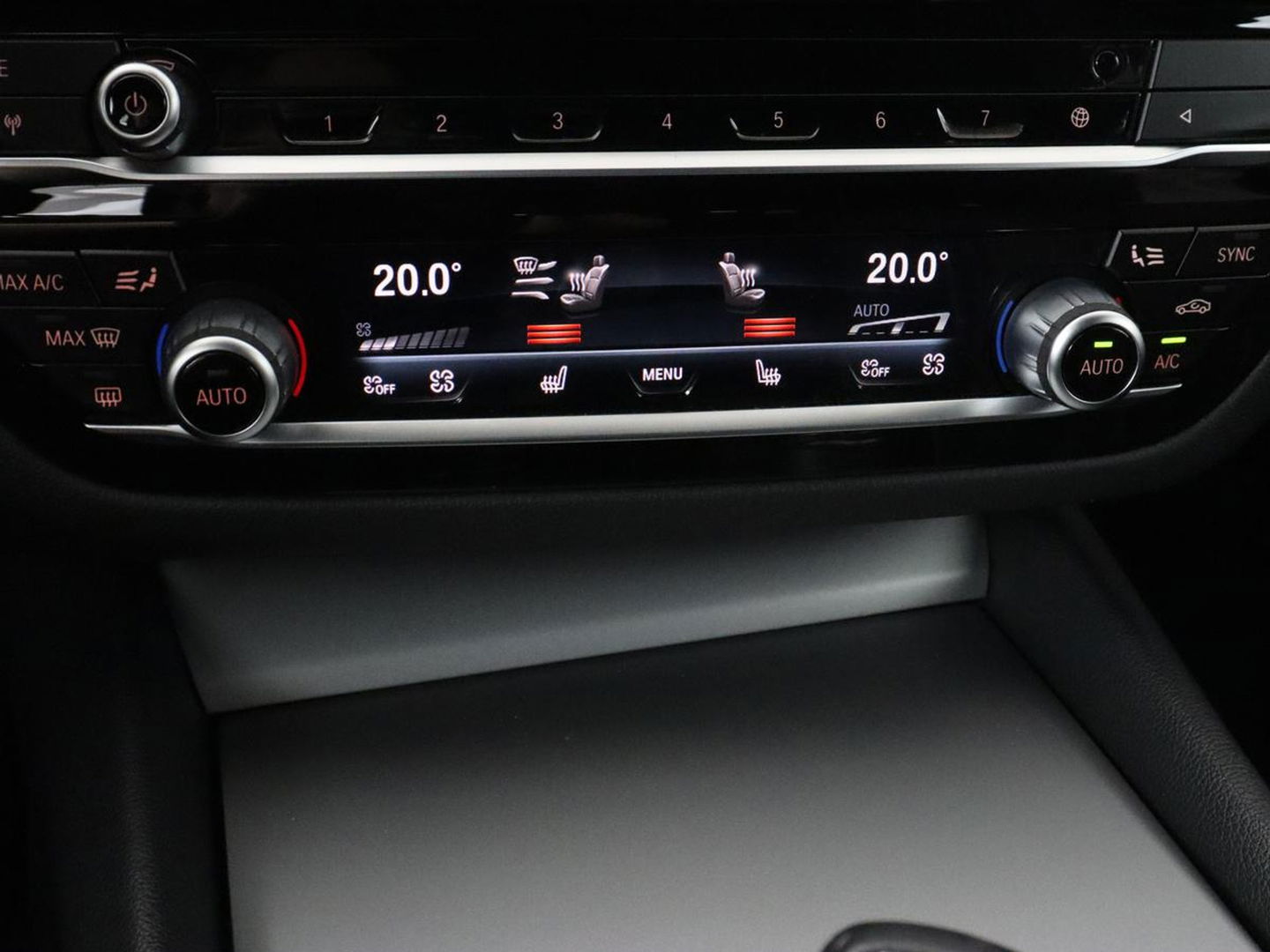 BMW 5 Serie 530e High Executive | Panoramadak | Head-Up | Adaptive cruise | Trekhaak | Bowers & Wilkins | Leder | Stoelverwarming | 360 Camera | Carplay | Keyless | Navigatie