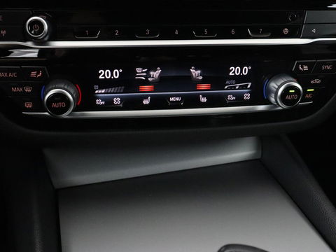 BMW 5 Serie 530e High Executive | Panoramadak | Head-Up | Adaptive cruise | Trekhaak | Bowers & Wilkins | Leder | Stoelverwarming | 360 Camera | Carplay | Keyless | Navigatie