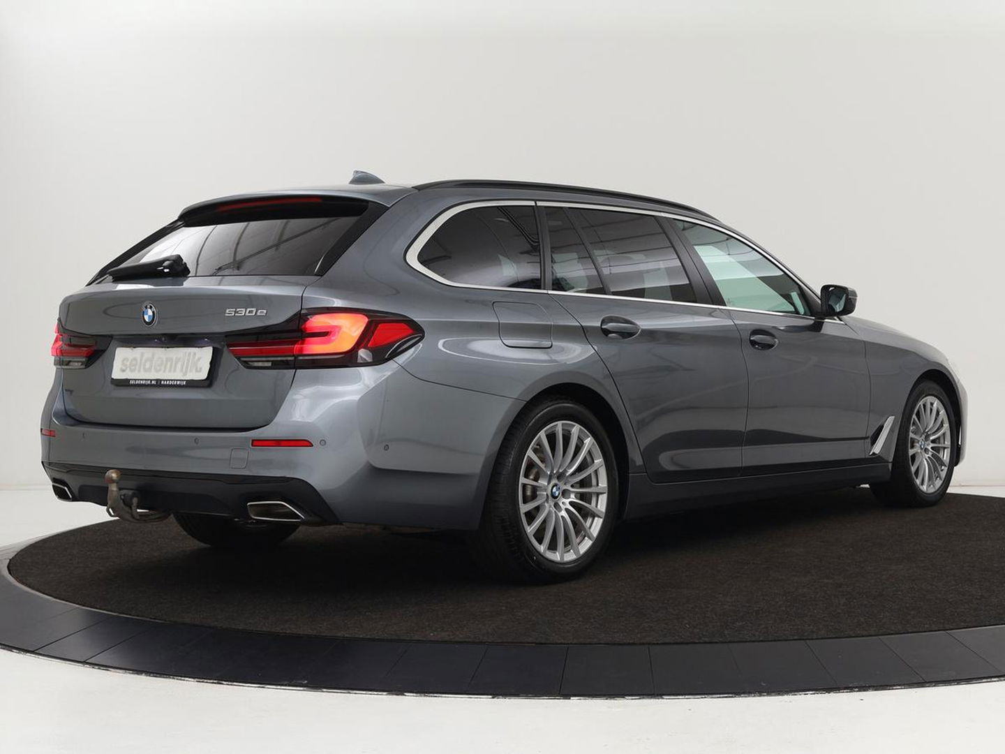 BMW 5 Serie 530e High Executive | Panoramadak | Head-Up | Adaptive cruise | Trekhaak | Bowers & Wilkins | Leder | Stoelverwarming | 360 Camera | Carplay | Keyless | Navigatie