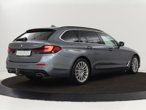 BMW 5 Serie 530e High Executive | Panoramadak | Head-Up | Adaptive cruise | Trekhaak | Bowers & Wilkins | Leder | Stoelverwarming | 360 Camera | Carplay | Keyless | Navigatie