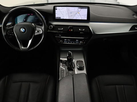 BMW 5 Serie 530e High Executive | Panoramadak | Head-Up | Adaptive cruise | Trekhaak | Bowers & Wilkins | Leder | Stoelverwarming | 360 Camera | Carplay | Keyless | Navigatie