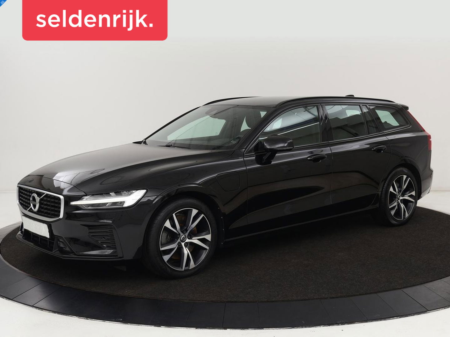 Volvo V60 2.0 T6 Recharge AWD R Design | Trekhaak | Stoelverwarming | Camera | Carplay | Half leder | Full LED | Navigatie | Parkeerhulp