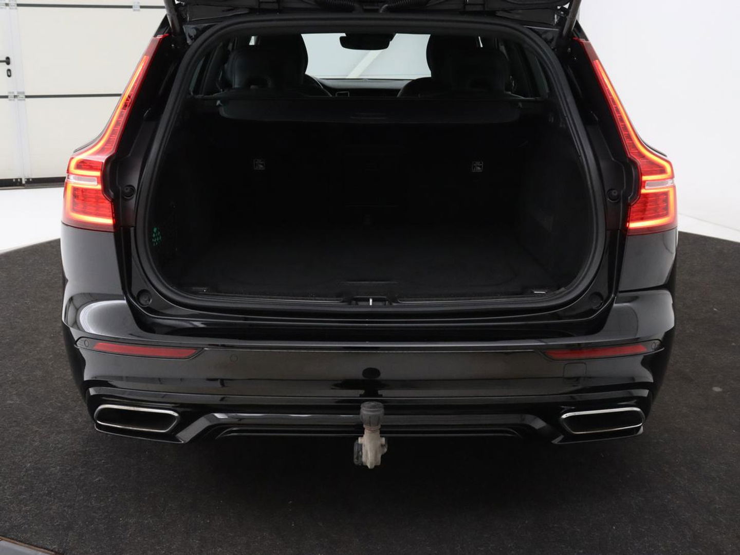 Volvo V60 2.0 T6 Recharge AWD R Design | Trekhaak | Stoelverwarming | Camera | Carplay | Half leder | Full LED | Navigatie | Parkeerhulp