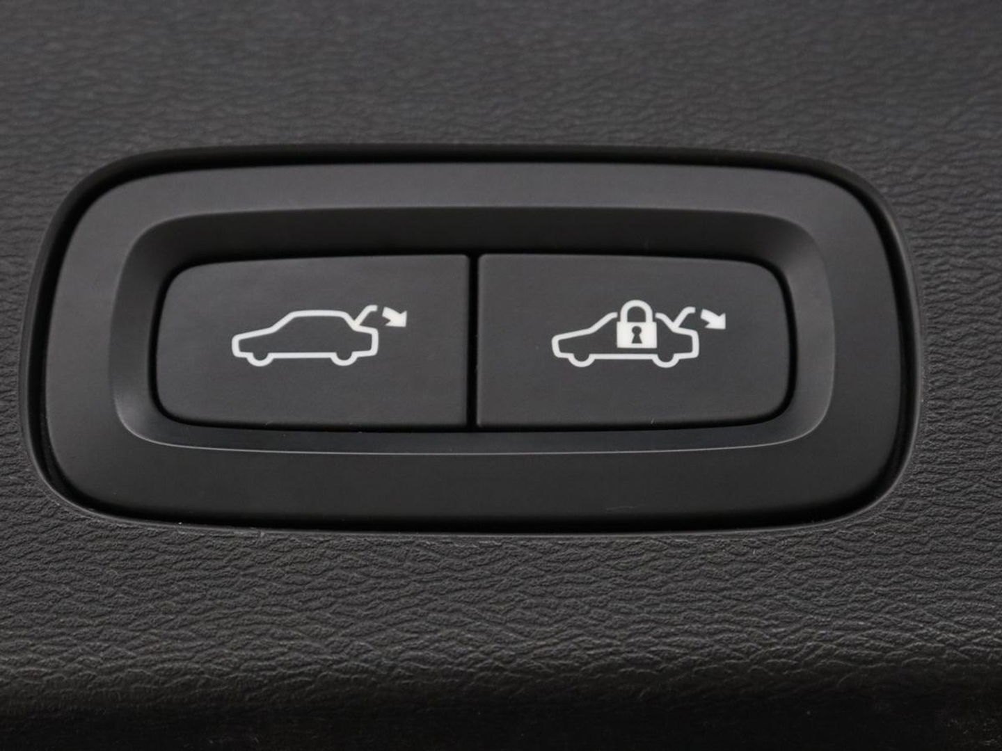 Volvo V60 2.0 T6 Recharge AWD R Design | Trekhaak | Stoelverwarming | Camera | Carplay | Half leder | Full LED | Navigatie | Parkeerhulp