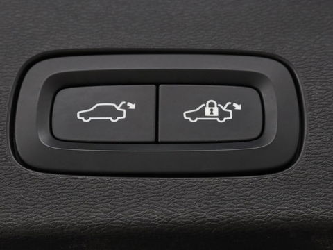 Volvo V60 2.0 T6 Recharge AWD R Design | Trekhaak | Stoelverwarming | Camera | Carplay | Half leder | Full LED | Navigatie | Parkeerhulp