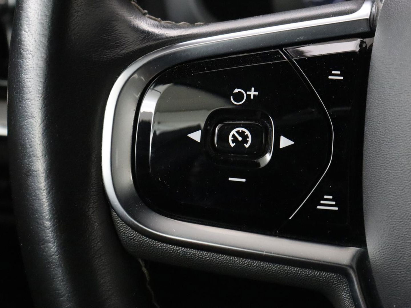 Volvo V60 2.0 T6 Recharge AWD R Design | Trekhaak | Stoelverwarming | Camera | Carplay | Half leder | Full LED | Navigatie | Parkeerhulp