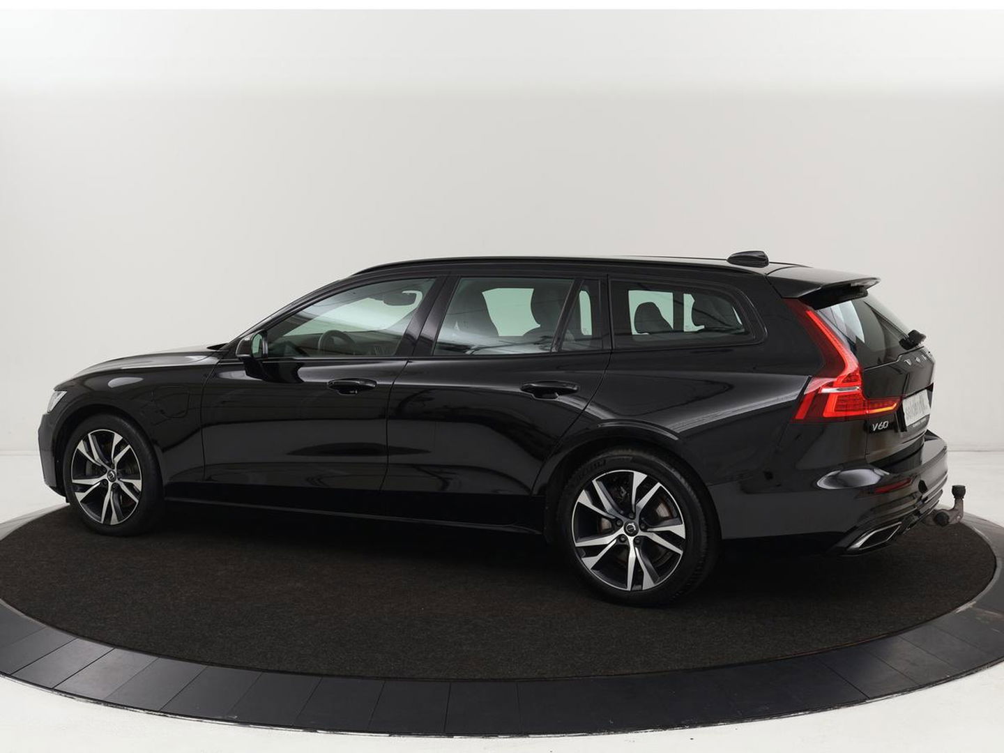 Volvo V60 2.0 T6 Recharge AWD R Design | Trekhaak | Stoelverwarming | Camera | Carplay | Half leder | Full LED | Navigatie | Parkeerhulp
