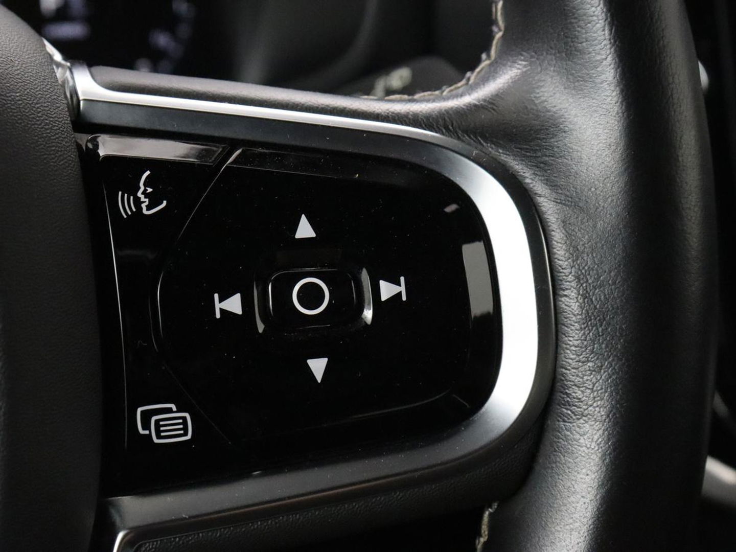 Volvo V60 2.0 T6 Recharge AWD R Design | Trekhaak | Stoelverwarming | Camera | Carplay | Half leder | Full LED | Navigatie | Parkeerhulp