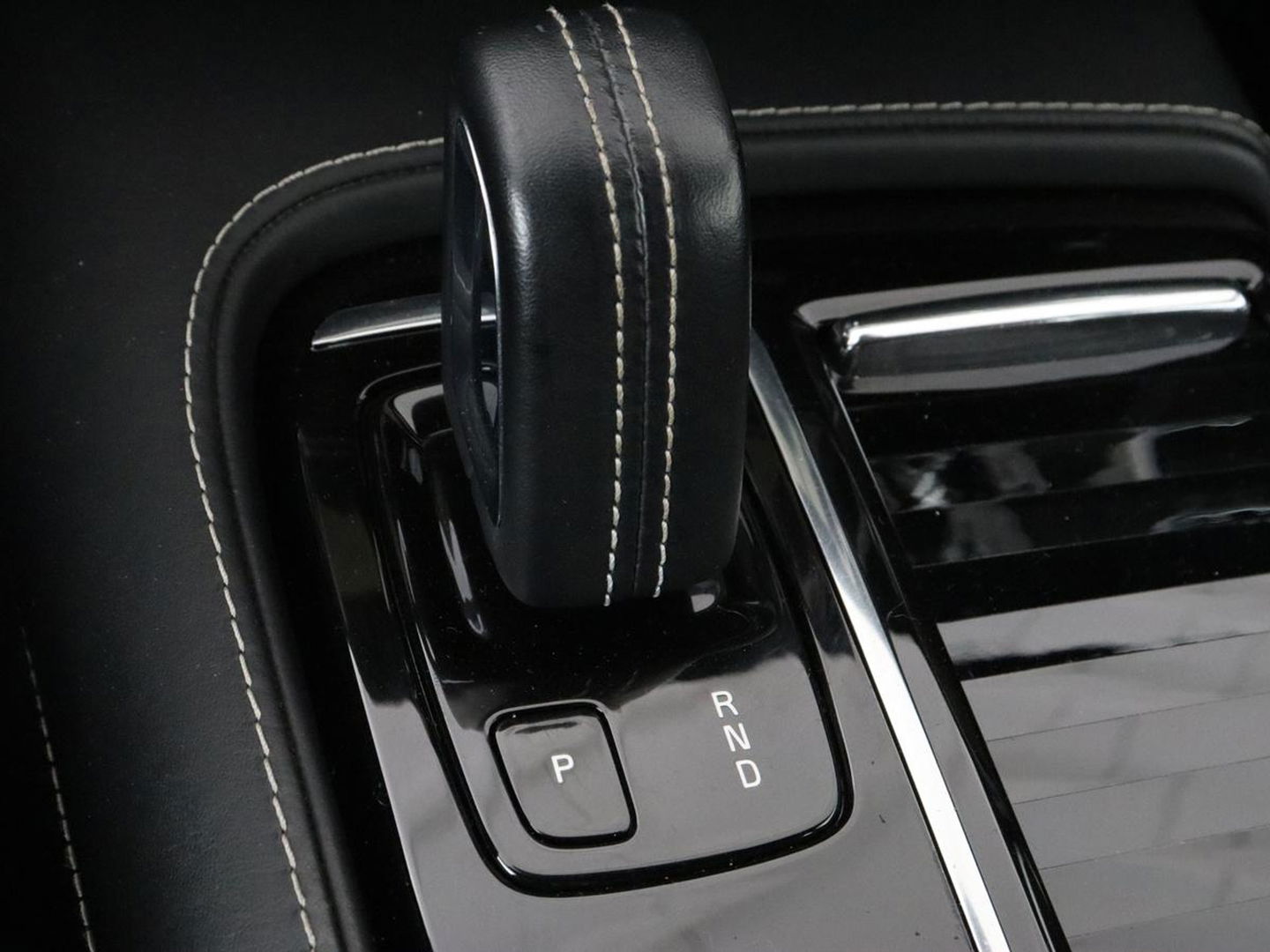 Volvo V60 2.0 T6 Recharge AWD R Design | Trekhaak | Stoelverwarming | Camera | Carplay | Half leder | Full LED | Navigatie | Parkeerhulp
