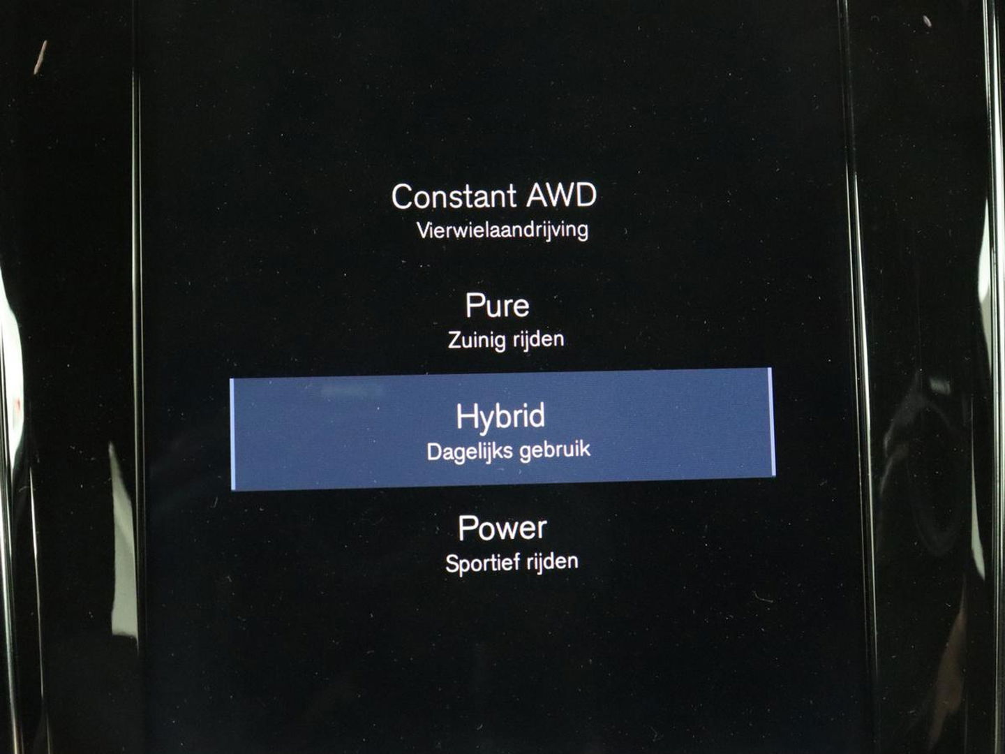 Volvo V60 2.0 T6 Recharge AWD R Design | Trekhaak | Stoelverwarming | Camera | Carplay | Half leder | Full LED | Navigatie | Parkeerhulp