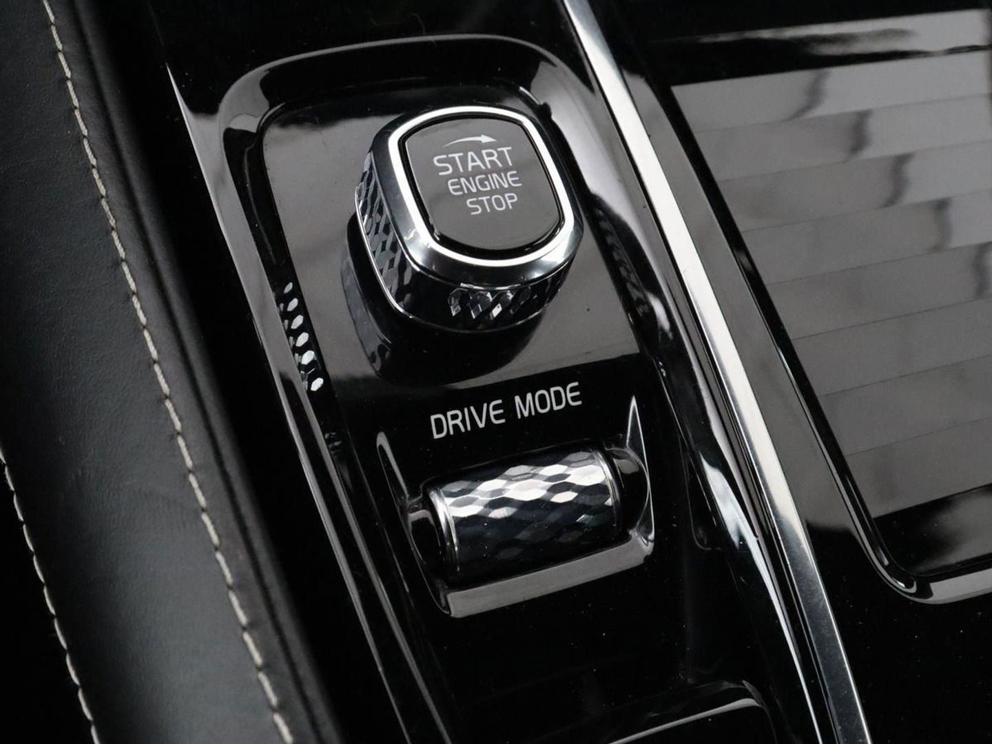 Volvo V60 2.0 T6 Recharge AWD R Design | Trekhaak | Stoelverwarming | Camera | Carplay | Half leder | Full LED | Navigatie | Parkeerhulp