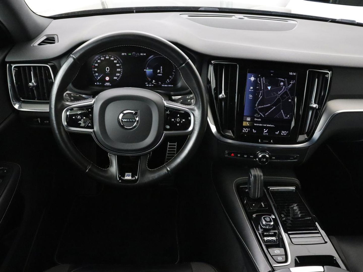 Volvo V60 2.0 T6 Recharge AWD R Design | Trekhaak | Stoelverwarming | Camera | Carplay | Half leder | Full LED | Navigatie | Parkeerhulp