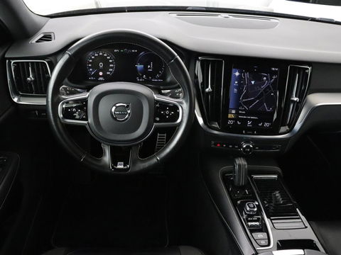 Volvo V60 2.0 T6 Recharge AWD R Design | Trekhaak | Stoelverwarming | Camera | Carplay | Half leder | Full LED | Navigatie | Parkeerhulp