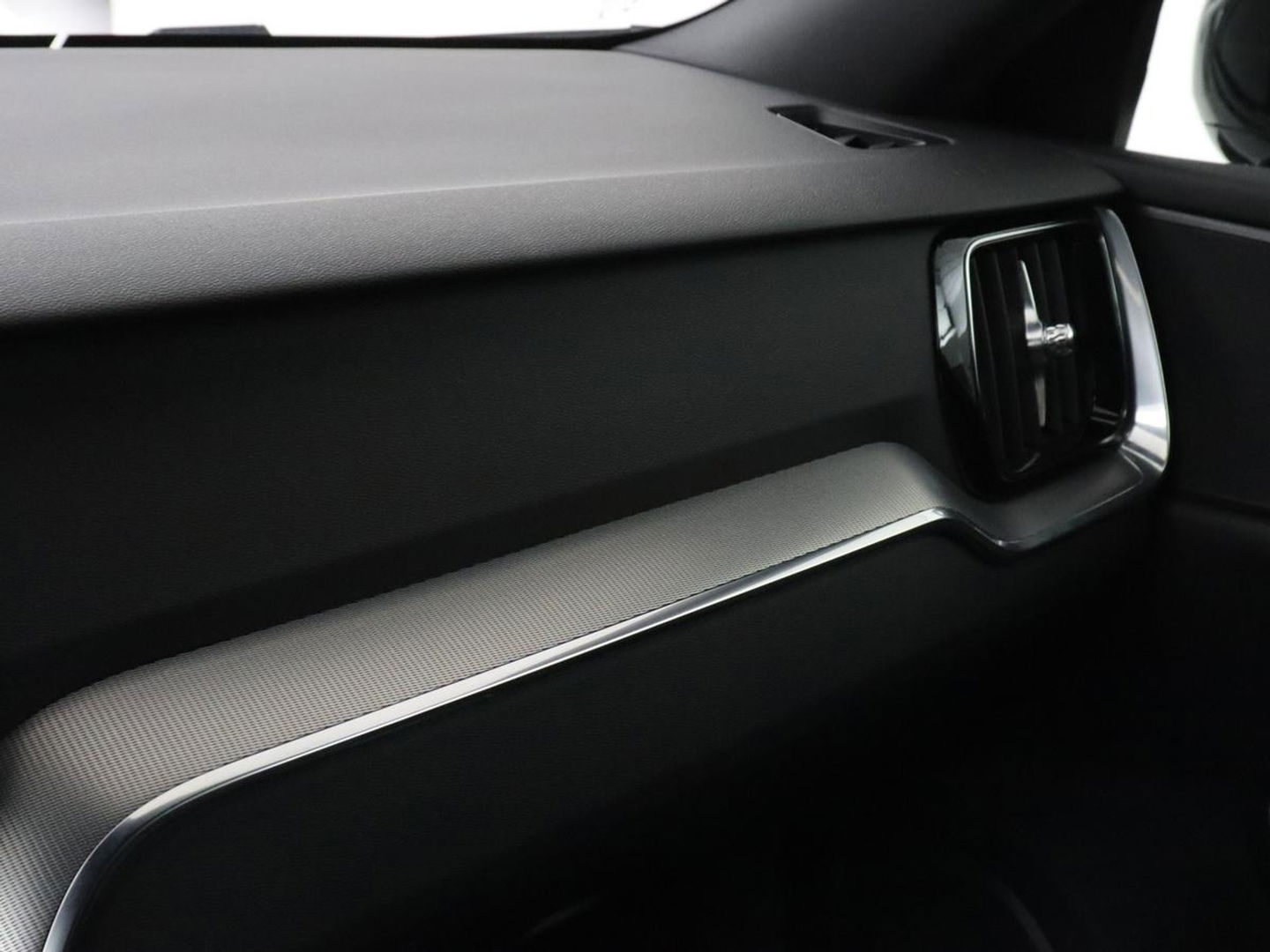 Volvo V60 2.0 T6 Recharge AWD R Design | Trekhaak | Stoelverwarming | Camera | Carplay | Half leder | Full LED | Navigatie | Parkeerhulp