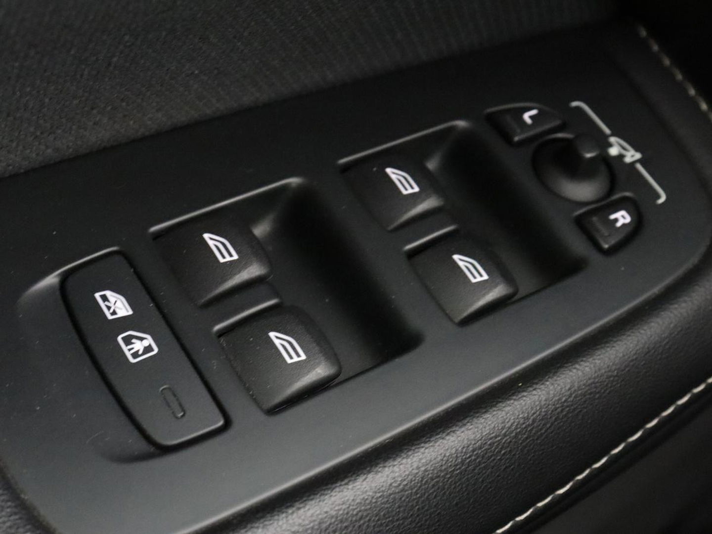 Volvo V60 2.0 T6 Recharge AWD R Design | Trekhaak | Stoelverwarming | Camera | Carplay | Half leder | Full LED | Navigatie | Parkeerhulp