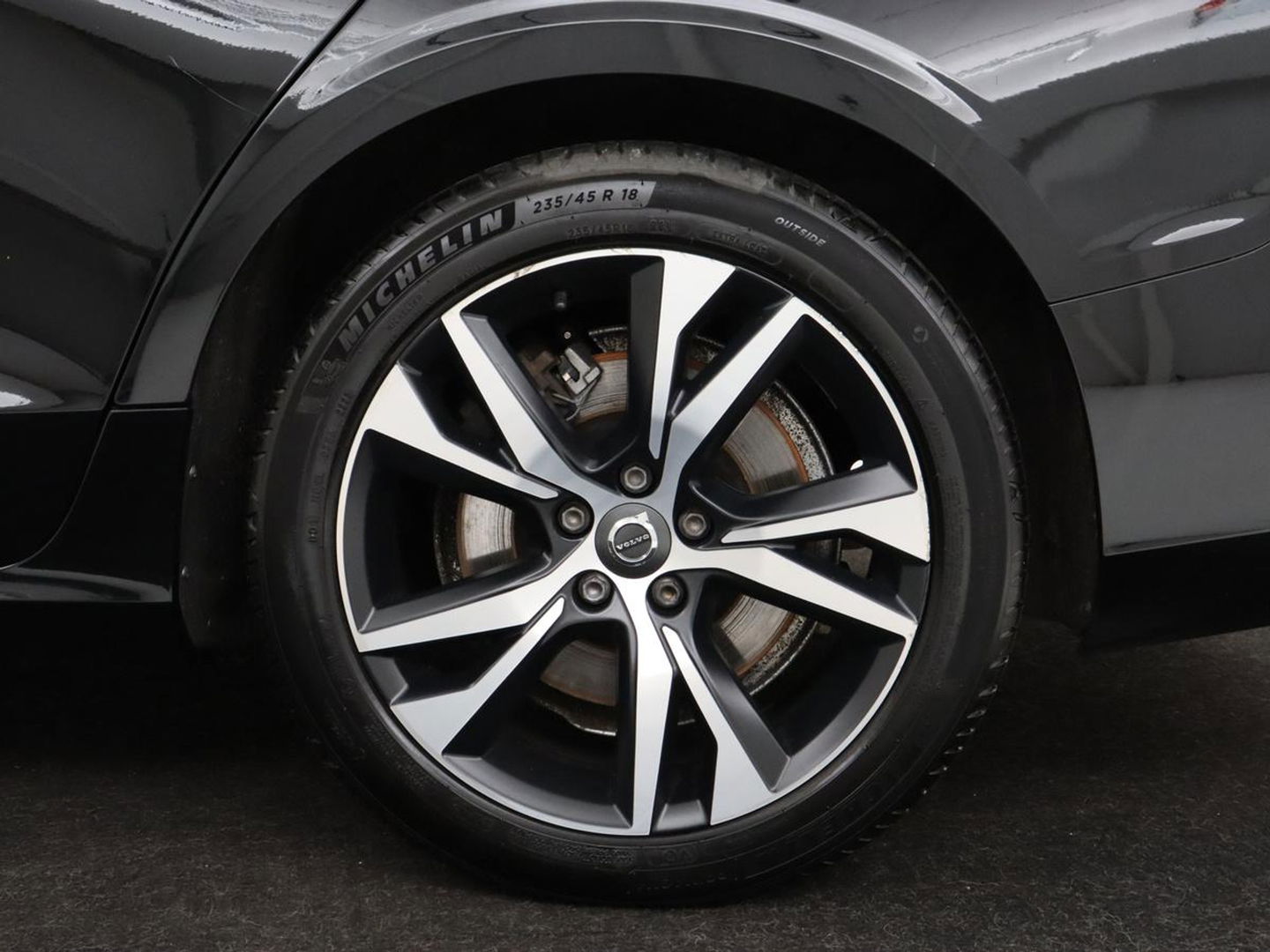 Volvo V60 2.0 T6 Recharge AWD R Design | Trekhaak | Stoelverwarming | Camera | Carplay | Half leder | Full LED | Navigatie | Parkeerhulp