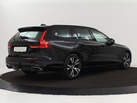 Volvo V60 2.0 T6 Recharge AWD R Design | Trekhaak | Stoelverwarming | Camera | Carplay | Half leder | Full LED | Navigatie | Parkeerhulp