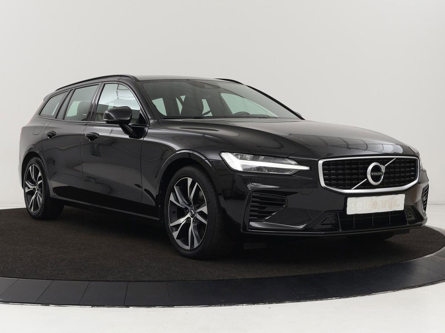 Volvo V60 2.0 T6 Recharge AWD R Design | Trekhaak | Stoelverwarming | Camera | Carplay | Half leder | Full LED | Navigatie | Parkeerhulp