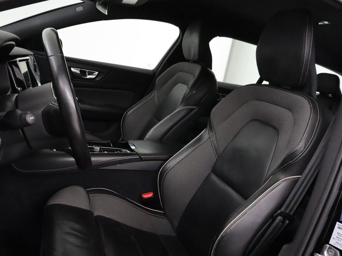 Volvo V60 2.0 T6 Recharge AWD R Design | Trekhaak | Stoelverwarming | Camera | Carplay | Half leder | Full LED | Navigatie | Parkeerhulp