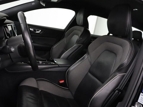 Volvo V60 2.0 T6 Recharge AWD R Design | Trekhaak | Stoelverwarming | Camera | Carplay | Half leder | Full LED | Navigatie | Parkeerhulp