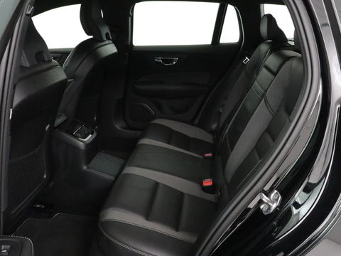 Volvo V60 2.0 T6 Recharge AWD R Design | Trekhaak | Stoelverwarming | Camera | Carplay | Half leder | Full LED | Navigatie | Parkeerhulp