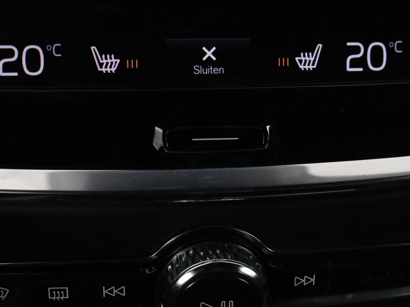 Volvo V60 2.0 T6 Recharge AWD R Design | Trekhaak | Stoelverwarming | Camera | Carplay | Half leder | Full LED | Navigatie | Parkeerhulp
