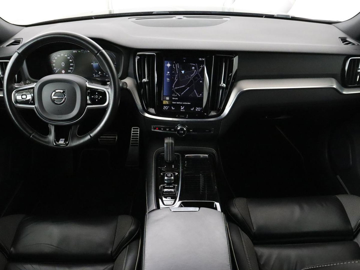 Volvo V60 2.0 T6 Recharge AWD R Design | Trekhaak | Stoelverwarming | Camera | Carplay | Half leder | Full LED | Navigatie | Parkeerhulp