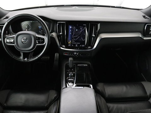 Volvo V60 2.0 T6 Recharge AWD R Design | Trekhaak | Stoelverwarming | Camera | Carplay | Half leder | Full LED | Navigatie | Parkeerhulp