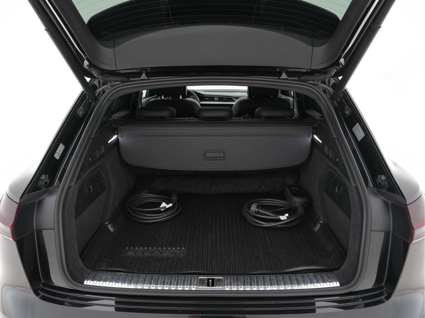 Audi e-tron 55 quattro 95 kWh [ 3-Fase ] (INCL.BTW) *PANO | HEAD-UP | LEATHER-ALCANTARA | FULL-LED | NIGHT-VISION | BANG&OLUFSEN | ADAPTIVE-CRUISE | MEMORY-PACK | BLIND-SPOT | CAMERA | SPORT/HEATED-SEATS | ECC | PDC | 22''ALU | TOWB