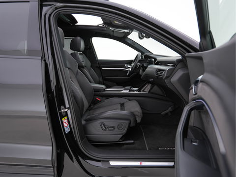 Audi e-tron 55 quattro 95 kWh [ 3-Fase ] (INCL.BTW) *PANO | HEAD-UP | LEATHER-ALCANTARA | FULL-LED | NIGHT-VISION | BANG&OLUFSEN | ADAPTIVE-CRUISE | MEMORY-PACK | BLIND-SPOT | CAMERA | SPORT/HEATED-SEATS | ECC | PDC | 22''ALU | TOWB